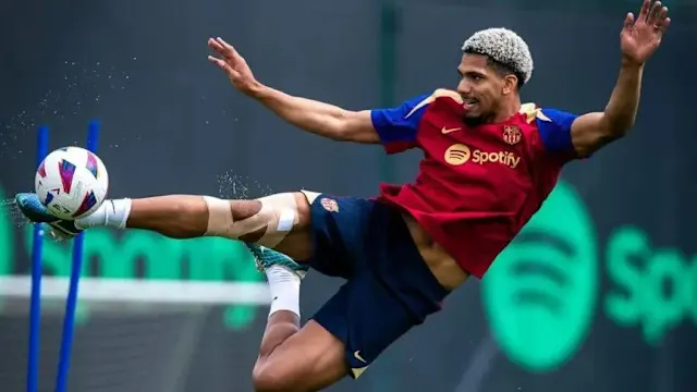 Barcelona đối mặt quyết định khó khăn: Giữ hay bán Ronald Araujo?